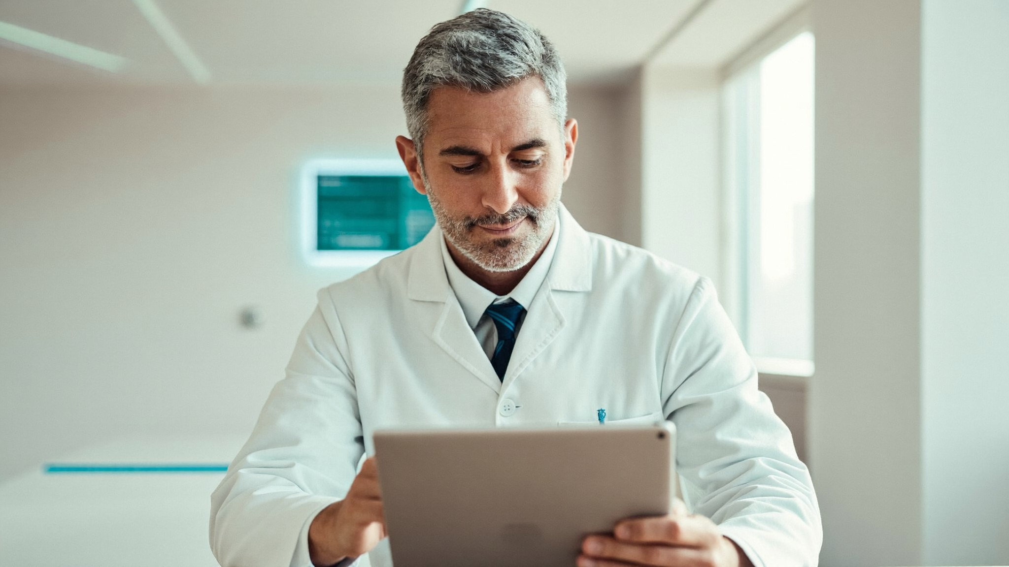 Médico usando um tablet com recursos de tecnologia em uma clínica moderna e clara